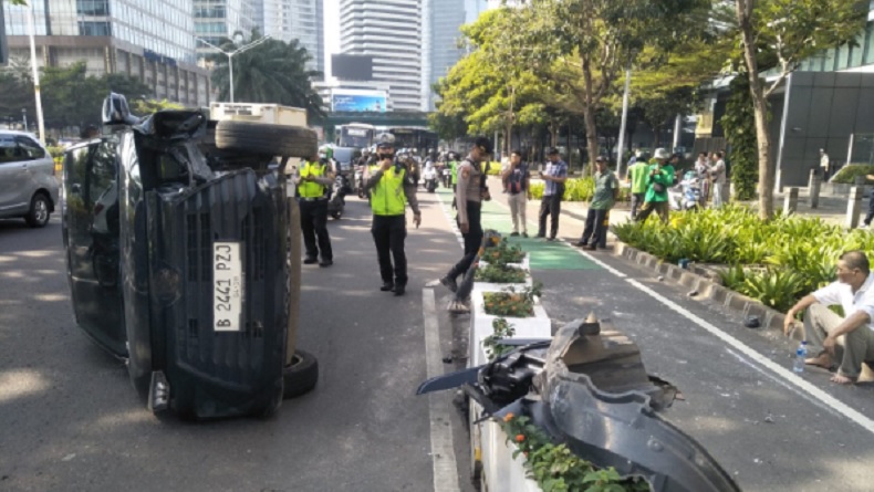 Tabrak Pembatas Jalur Sepeda, Mobil Terguling di Jalan Sudirman Jakarta