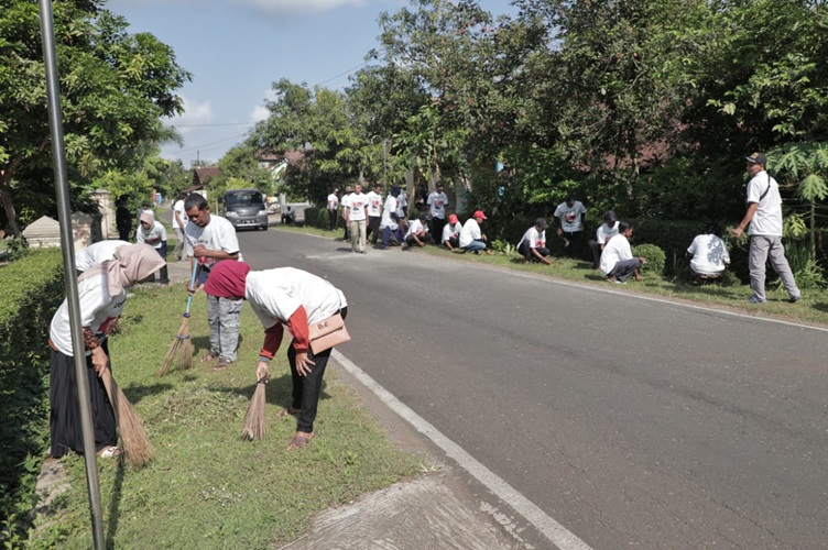 Relawan Petebu Ganjar Gotong Royong Bersama Warga Bersihkan Lingkungan di Dusun Karanganyar