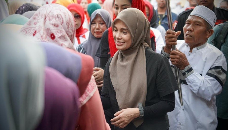 Blusukan ke Daerah, Siti Atikoh Dipuji Calon Ibu Negara Paling Cantik