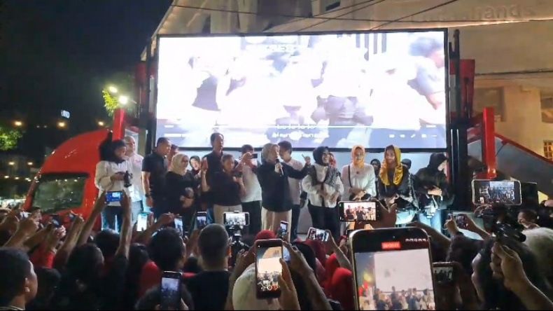 Atikoh Ganjar Disambut Antusias Warga Surabaya di Jalan Tunjungan: Saya Terharu