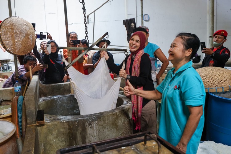 Dicurhati Perajin Tahu soal Bahan Baku, Siti Atikoh Dorong Riset Kedelai