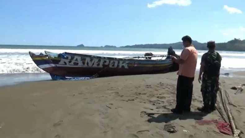 Kapal Nelayan Terbalik Dihantam Ombak Besar di Tulungagung, 1 Orang Tewas 1 Hilang