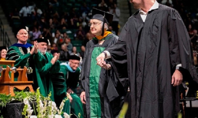 Inspiratif, Nenek 90 Tahun Berhasil Lulus S2 di Texas AS