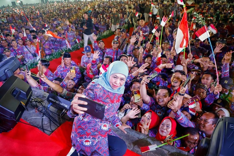 Terima Penghargaan dari PPDI Jatim, Gubernur Khofifah Apresiasi Perangkat Desa