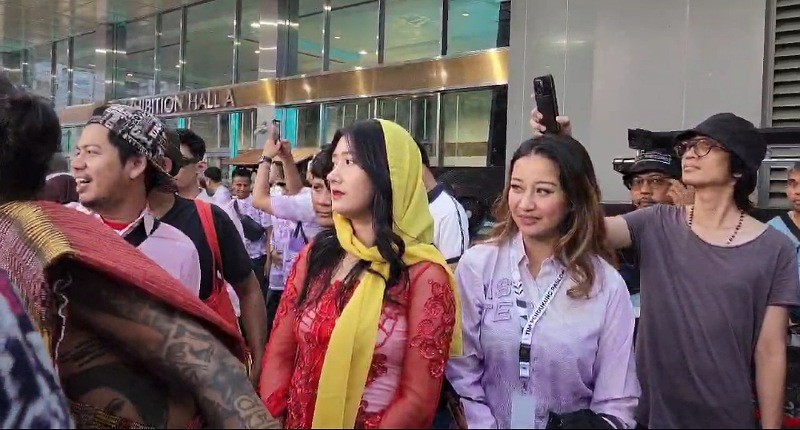 Pakai Baju Adat Betawi, Pendukung Ganjar - Mahfud Kawal Debat Cawapres Kedua