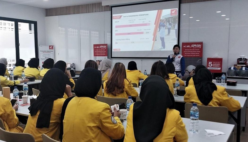Peringati Hari Ibu, 1.100 Emak-Emak Diajarkan Safety Riding