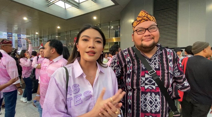 Fico Fahriza Pakai Baju Adat Sumba di Debat Cawapres, Siap Dukung Mahfud MD 