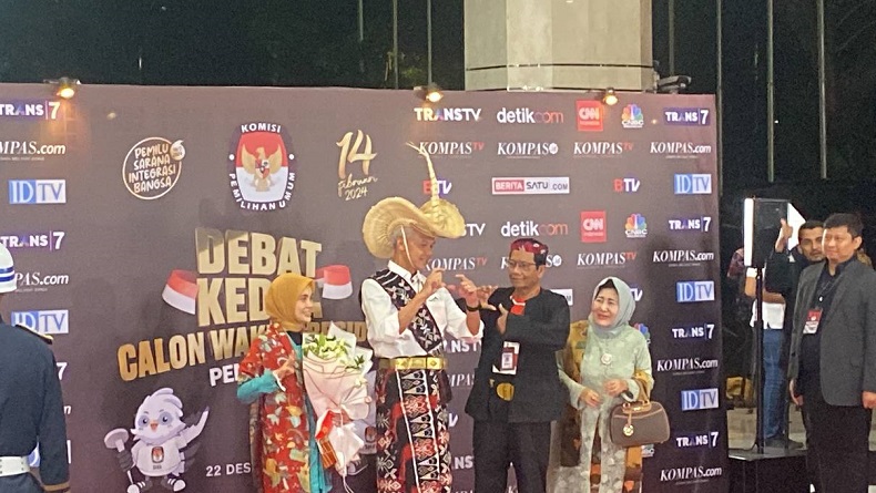 Momen Ganjar Berbaju Adat Rote Tiba di Lokasi Debat Cawapres, Simpatisan Heboh Teriak Ganjar Menang