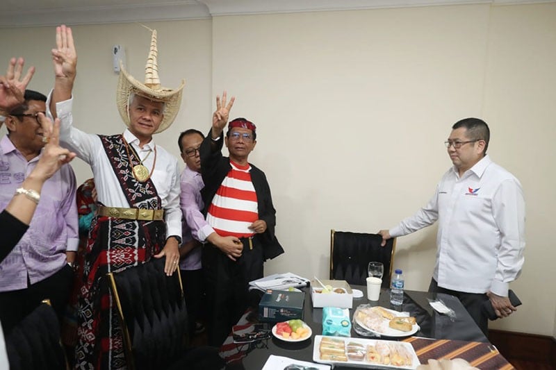 Mahfud MD Pakai Baju Merah Putih Adat Madura Di Debat Cawapres, Ini ...