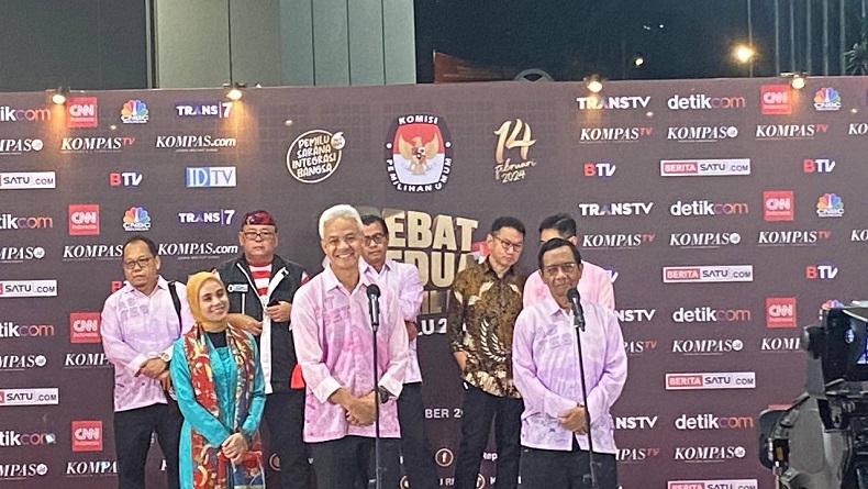 Ganjar Ungkap Alasan Mahfud Ganti Pakaian sebelum Segmen Terakhir Debat