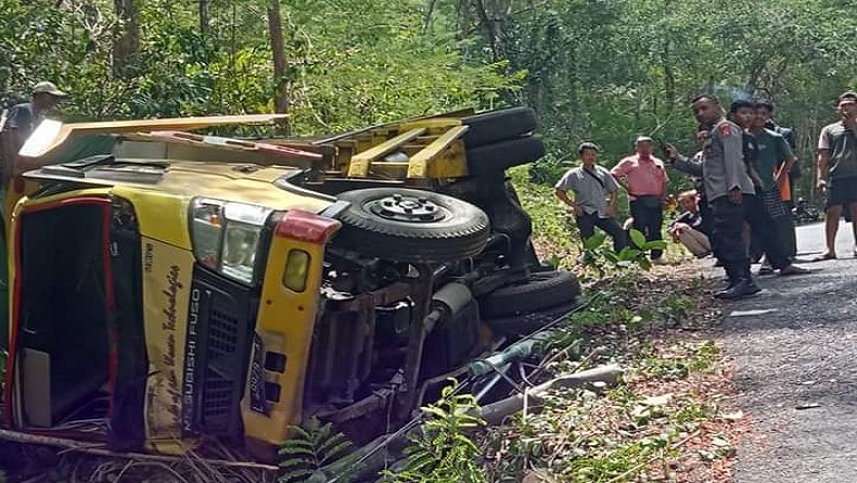 Kecelakaan Tunggal Truk Rem Blong Terguling di Dlingo Bantul, Sopir Patah Tulang