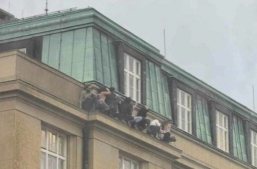 Ngeri, Mahasiswa Bergelantungan di Atap Hindari Penembakan Massal di Praha Ceko