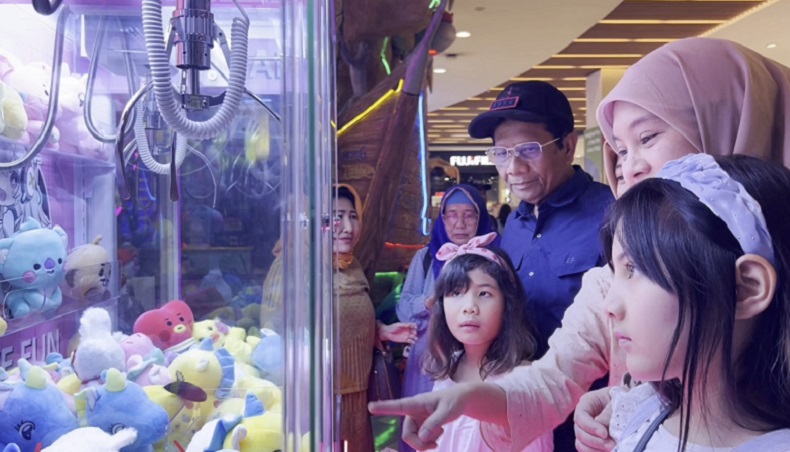 Mahfud MD Jalan Bareng Cucu ke Mal Jelang Debat Cawapres