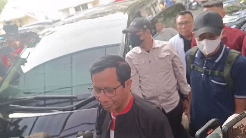 Datang ke Posko Teuku Umar Jelang Debat Cawapres, Mahfud Pakai Baju Adat Madura