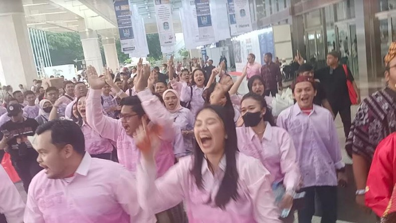 Meriah, Simpatisan Ganjar-Mahfud Berkaos Merah Muda Sat Set 3 Ramaikan JCC Jelang Debat