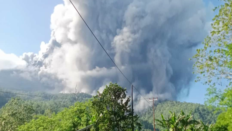 Gunung Api Lewotobi di Flores Timur Erupsi, Warga Panik