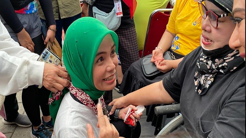 Atikoh Pakai Kalung Buatan Penyandang Disabilitas: Ini Bukti Daya Juang Mereka
