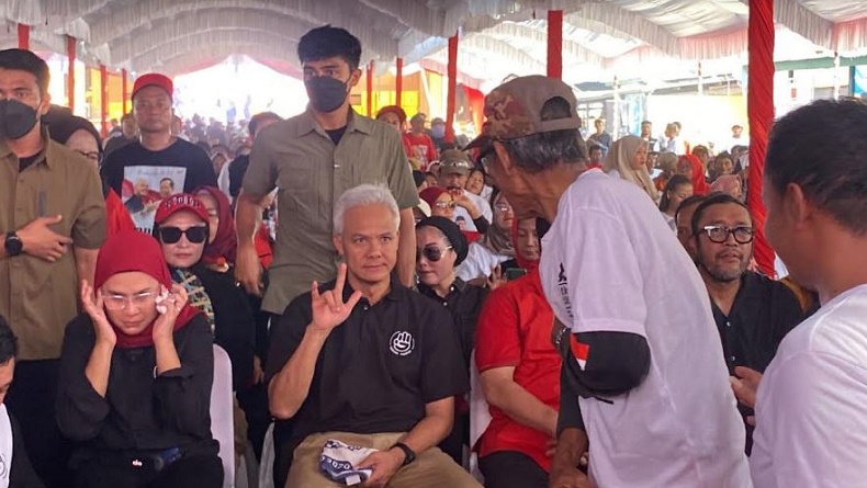 Ganjar Diskusi dengan Ribuan Nelayan di Karangsong Indramayu