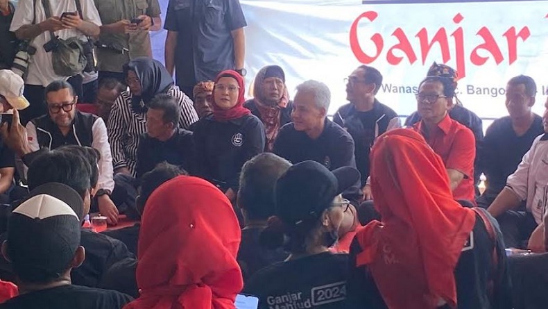 Momen Ganjar Dengar Semua Keluhan Petani Indramayu sambil Duduk Lesehan