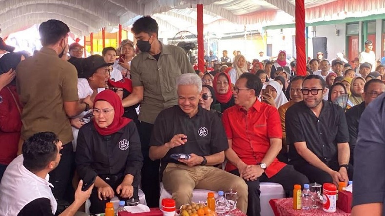 Ganjar Datang ke Tempat Pelelangan Ikan Karangsong Indramayu, Disambut Ribuan Nelayan