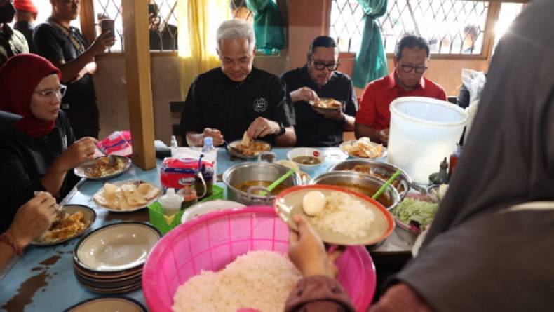 Awali Safari Politik di Indramayu, Ganjar Sarapan Pagi di Warung Lengko Ibu Tiri
