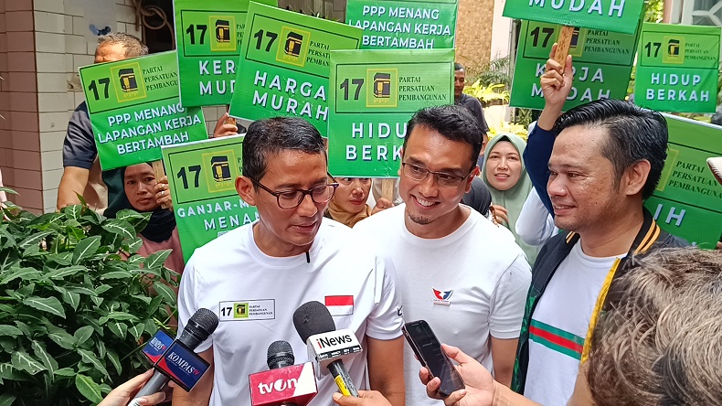 Ditemani Aiman Witjaksono, Sandiaga Uno Gelar Bazar Sembako Murah di Matraman