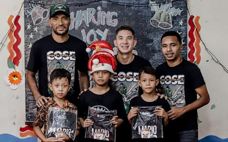 Serunya Bintang PSS Sleman Rayakan Natal Bareng Anak-Anak SD