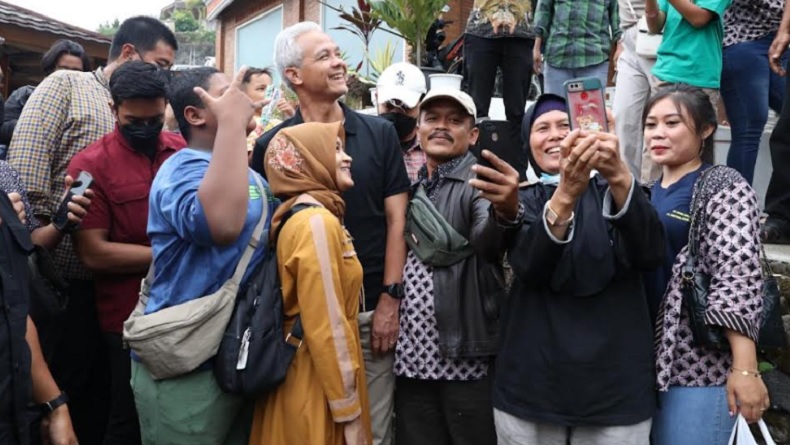 Singgah ke Tempat Kelahiran di Tawangmangu, Ganjar Kenang Masa Kecil Bersama Teman Lama