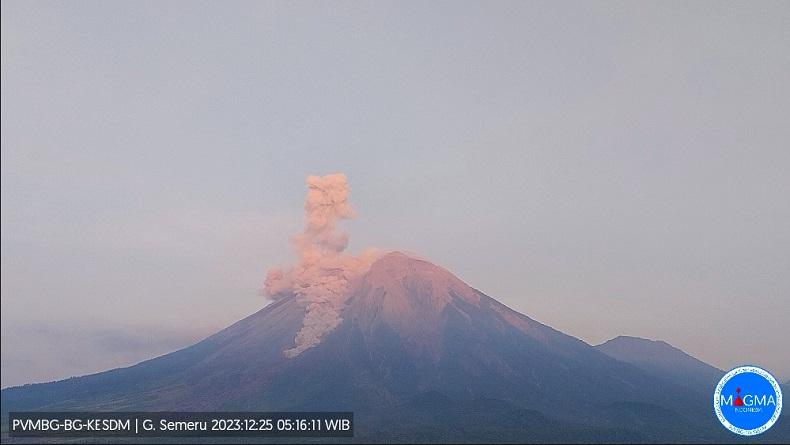 Gunung Semeru Erupsi, Tinggi Letusan 1.000 Meter di Atas Puncak