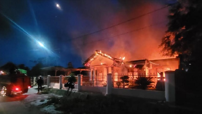 Rumah di Perum Korpri Bandar Lampung Terbakar Hebat, Api dari Korsleting Bagian Atap