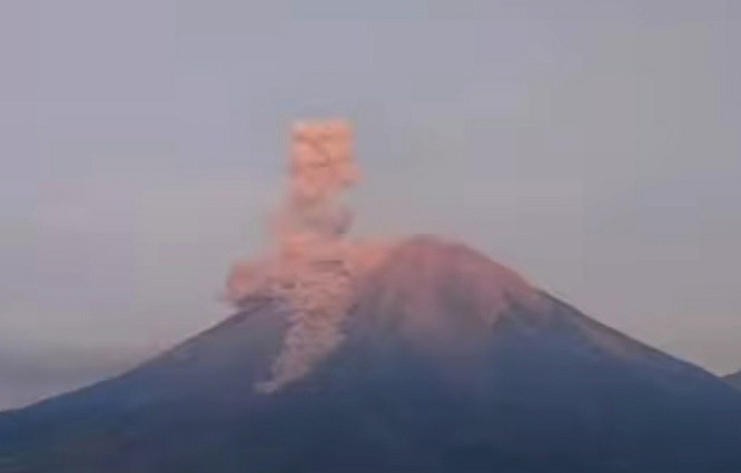 Gunung Semeru Kembali Erupsi, Muntahkan Abu Vulkanik 4 Km