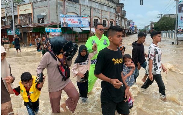 Banjir di Aceh Utara Meluas Rendam 12 Kecamatan, Jalur Aceh-Medan Lumpuh Total
