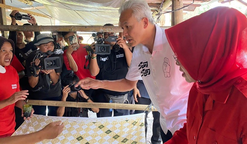 Momen Ganjar Pranowo Coba Teknik Batik Cap Motif Blandreng