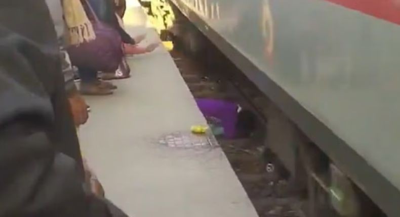 Viral, Aksi Heroik Ibu Lindungi 2 Anaknya yang Jatuh ke Rel Nyaris Terlindas Kereta