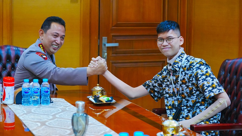 Momen Sultan Korban Kabel Optik Bertemu Kapolri, Bakal Dibantu Kuliah di Inggris