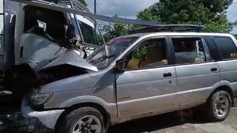 Kecelakaan di Jalan Trans Sulawesi, Truk Ekspedisi Hantam Isuzu Panther hingga Ringsek