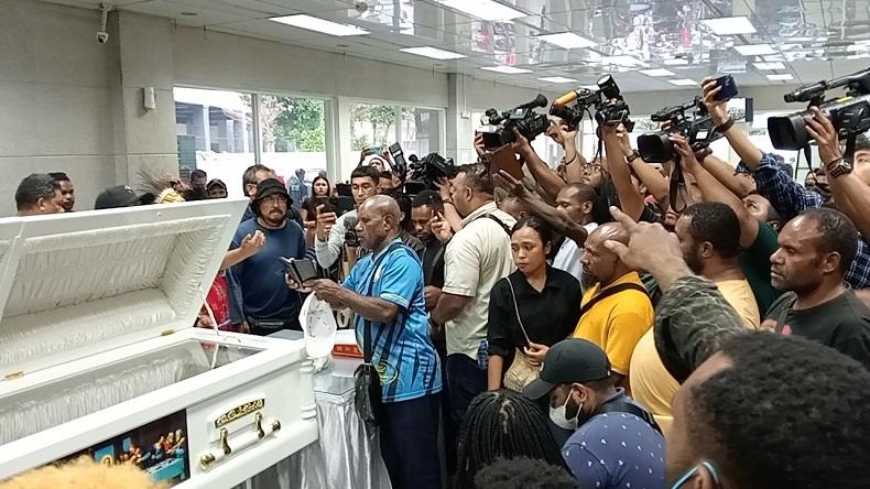 Momen Isak Tangis Keluarga Lukas Enembe Pecah saat Peti Jenazah Dibuka
