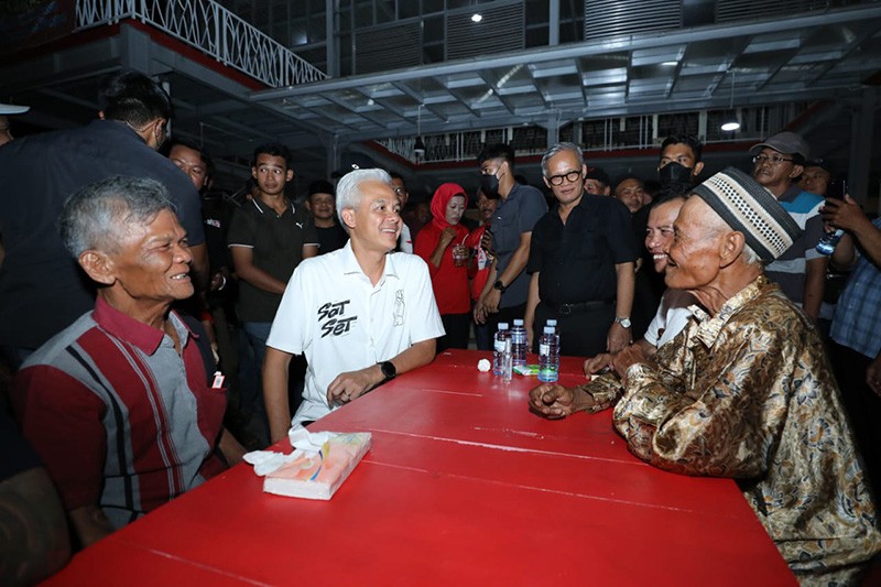 Ganjar Semringah Bertemu Sesepuh PDIP di Angkringan: Semangat Tambah Menyala-nyala