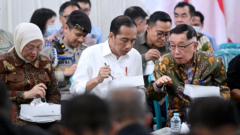 Momen Jokowi Makan Nasi Kotak Bareng Karyawan Pabrik, Lauknya Sama