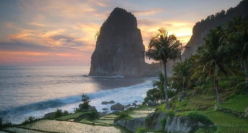 Tahun Baru Liburan ke Pantai Pangasan, Bikin Tenang Ada Pemandangan Sawah dan Gunung