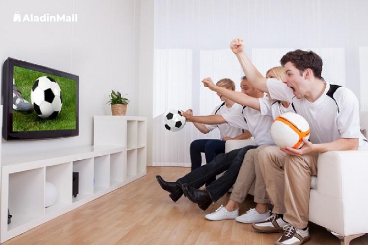Tips Nonton Bola Bareng Teman, Siapkan Camilan dan Jersey Tim Kesayangan