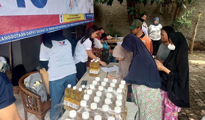 Bazar Minyak Goreng Murah Partai Perindo Jadi Daya Tarik Ratusan Warga Pasar Rebo