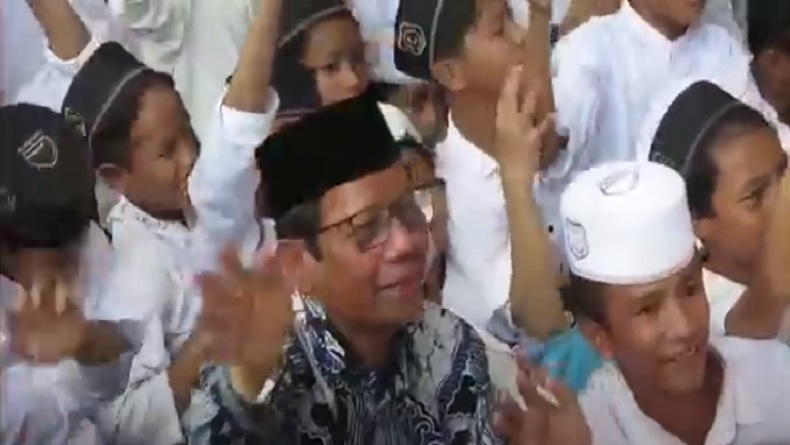 Cawapres Mahfud MD Kunjungi Ponpes Al Ghoziny Sidoarjo, Lantunkan Sholawat Bersama Para Santri