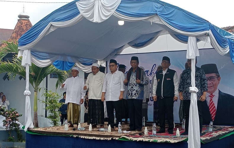 Mahfud Kunjungi Pondok Pesantren Miftahul Ulum, KH Husni: Semoga Balik Lagi Sudah Jadi Wapres