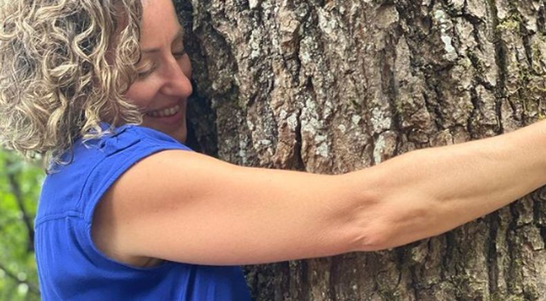 Duh, Perempuan Ini Jalin Hubungan Asmara dengan Pohon: Dia Melindungi Saya!
