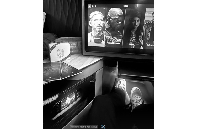 Thom Haye Unggah Foto Naik Pesawat, Menuju Indonesia?