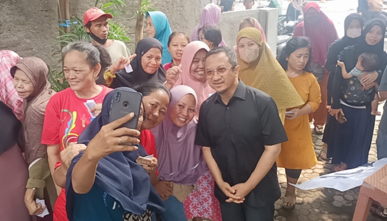 Hadiri Bazar Murah Perindo di Pasar Rebo Jaktim, Ustaz Yusuf Mansur Jadi Rebutan Selfie Emak-Emak