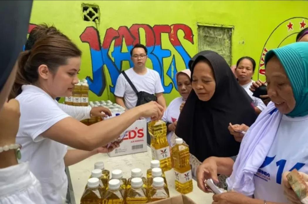 Caleg Partai Perindo Dian Mirza Senam Sehat bareng Warga Cengkareng Timur, Bikin Bazar Murah Juga