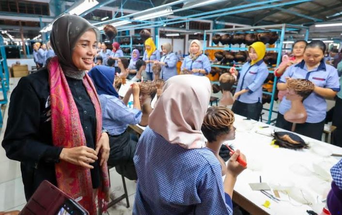 Siti Atikoh Ganjar Semangati Ribuan Karyawan Pabrik Wig di Purbalingga