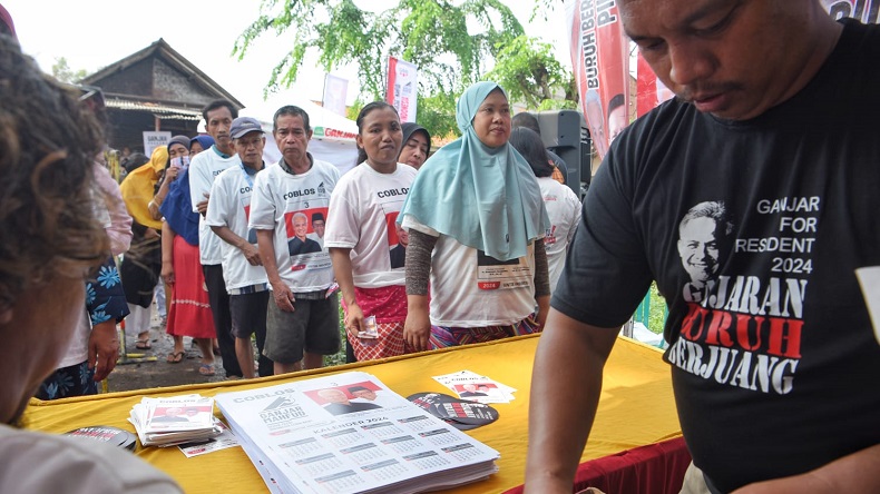 Relawan Ganjar-Mahfud Edukasi Warga Kampung Buruh Bekasi soal Manfaat KTP Sakti